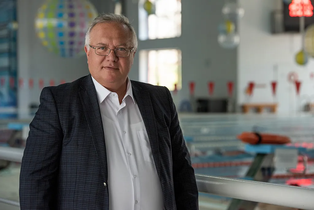 ΙΣΑ: Στηρίζει τον νευροχειρουργό Χρήστο Γώγο