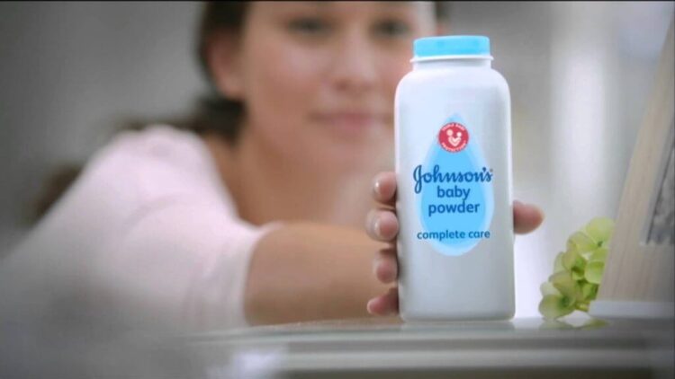 Johnson & Johnson: Σε συζητήσεις με τους ενάγοντες για διακανονισμό 6,48 δις δολ. για το ταλκ