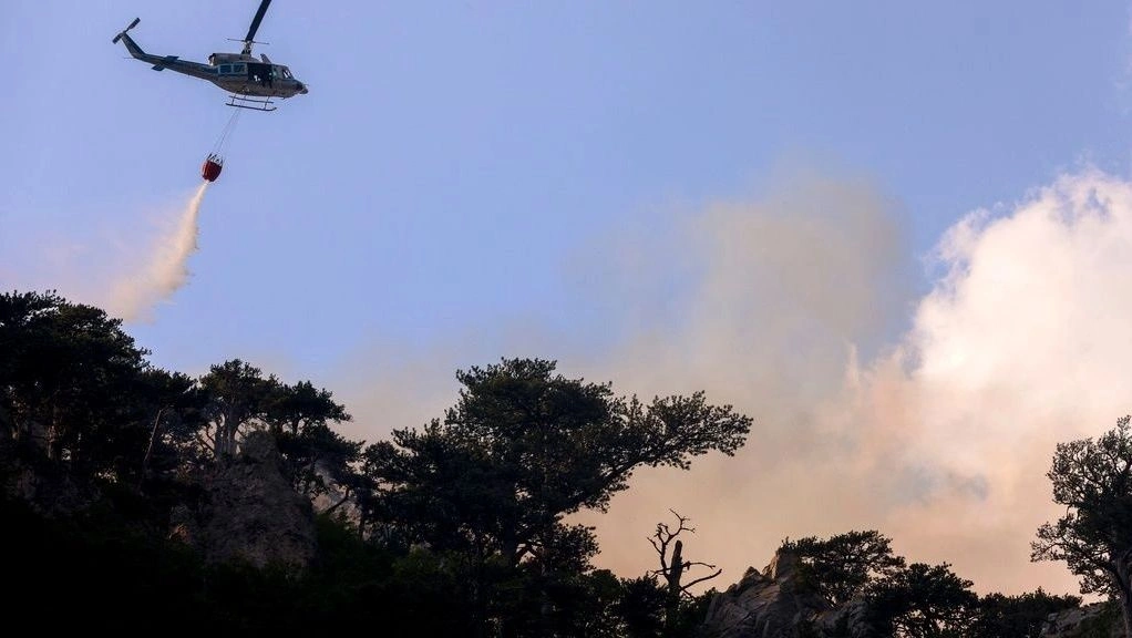 Νυχτερινή επιχείρηση για τον έλεγχο της μεγάλης φωτιάς στους Φούρνους Κορσεών