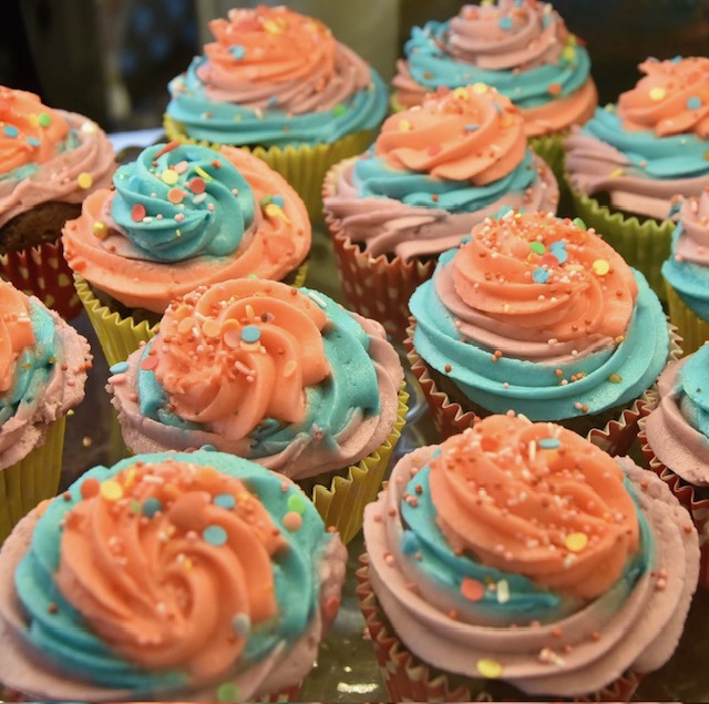 Πώς δεν θα πάρετε περιττά κιλά με τα εορταστικά τραπεζώματα