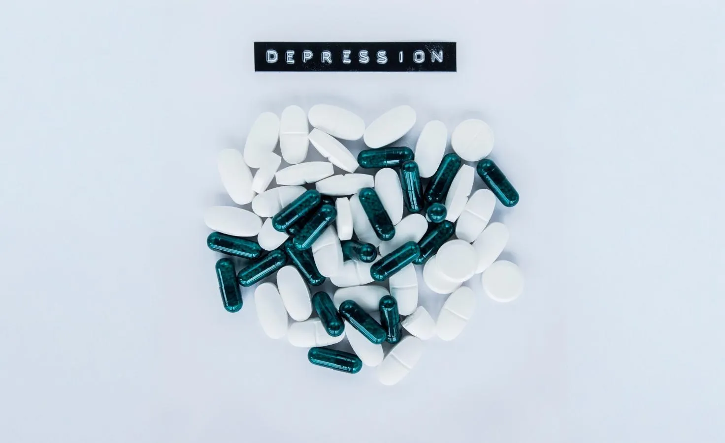 Ο ΠΟΥ συμπεριλαμβάνει στον Κατάλογο των Εξαρτησιογόνων Ουσιών υπό διεθνή εποπτεία, 5 ψυχοδραστικές ουσίες και 1 μυοχαλαρωτικό