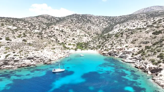 Δύο νησιά των μικρών Κυκλάδων στην κορυφή της προτίμησης των βρετανικών εφημερίδων