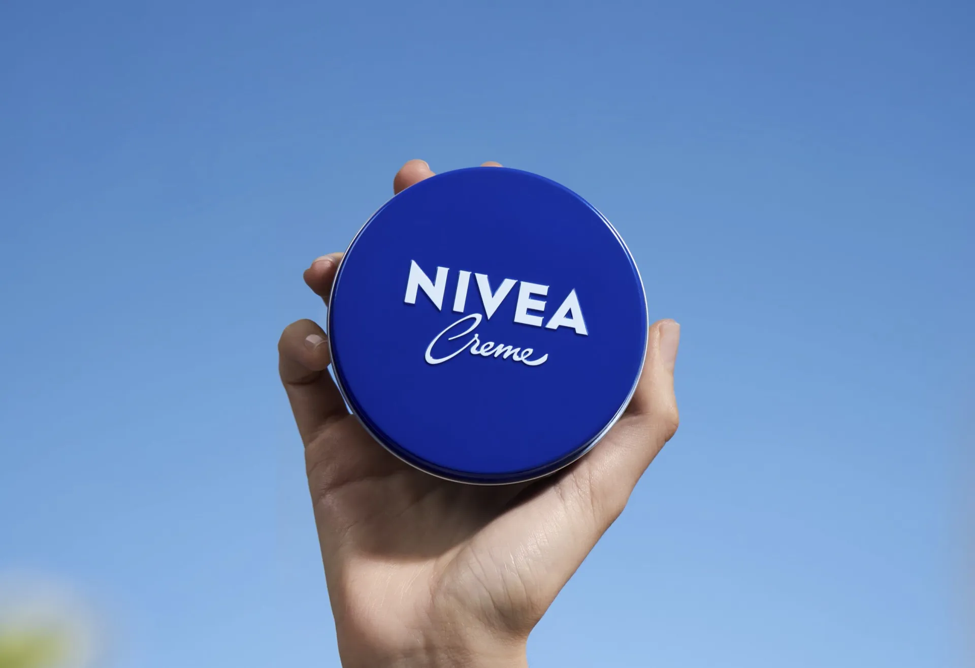 Από το Αμβούργο στον Κόσμο: 100 Χρόνια του Εμβληματικού Μπλε Κουτιού της NIVEA