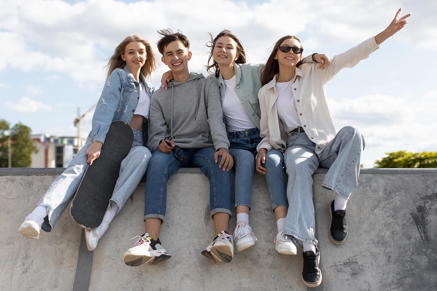 Γιατί η Gen Z επιστρέφει σε πατριαρχικές απόψεις