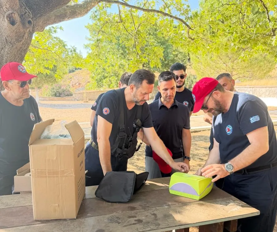 Σταμάτης Πουλής: Παράδοση απινιδωτών σε δύο εθελοντικές ομάδες  της Δυτικής Αττικής